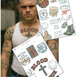 Puede incluir: Una hoja de tatuajes temporales con una variedad de diseños, incluyendo un bulldog, una cruz, una navaja, una telaraña y texto que dice "Blood", "Skinhead", "Honour", "British and Proud", "Ultra Lads", "Gooners Til I Die", "Scum", "The Firm", y "England Hooligan".