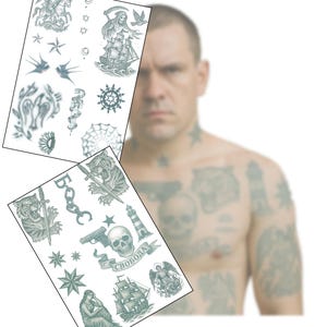 Puede incluir: Dos hojas de tatuajes temporales con varios diseños en tonos grises. La hoja superior incluye imágenes de una parca en un barco, estrellas y golondrinas. La hoja inferior muestra una calavera, una pistola, un tigre y la palabra "Свобода".