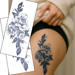 Puede incluir: Un diseño de tatuaje temporal floral azul oscuro con peonías y hojas. El diseño se muestra sobre un fondo blanco y también se aplica a la piel. El tatuaje es una ilustración botánica con sombreado detallado y puntos.