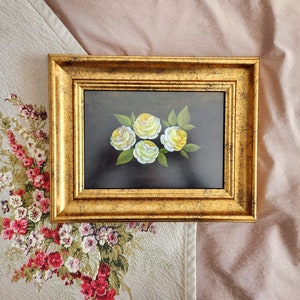 Goldgerahmter Kunstdruck mit weißen Rosen