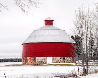 Round Red Barn in Winter Photo. Wisconsin Barn Photography. (Digital Download).