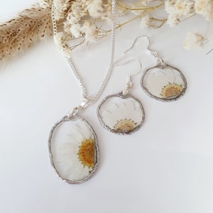 Wedding jewellery set, floral dangle earrings, silver necklace with daisy flower, dainty hammered pendant image 1