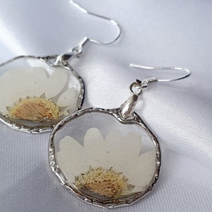 Wedding jewellery set, floral dangle earrings, silver necklace with daisy flower, dainty hammered pendant image 5