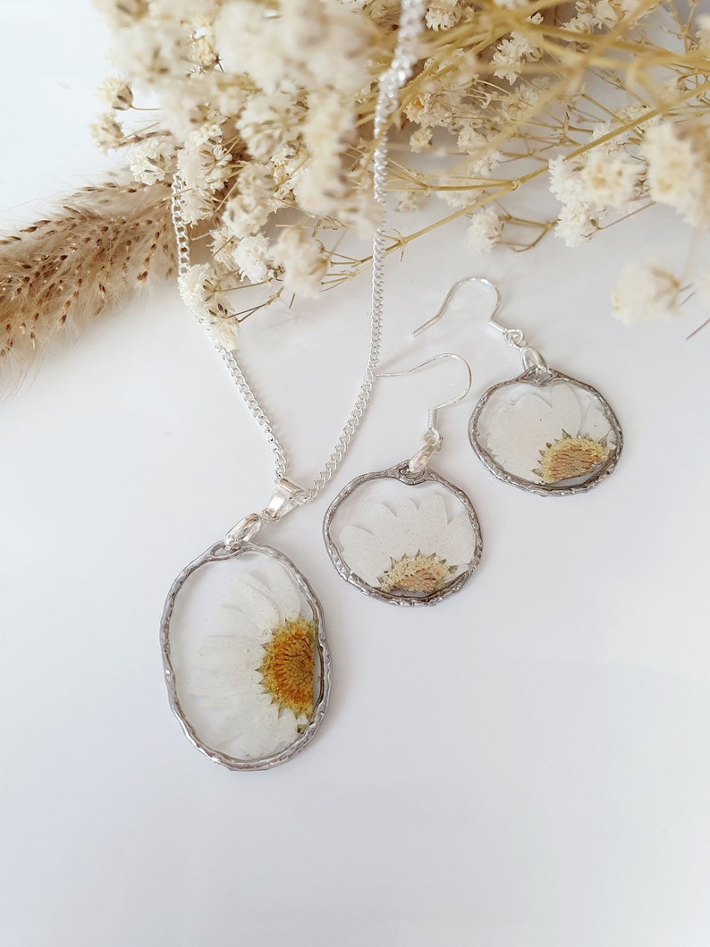 Wedding jewellery set, floral dangle earrings, silver necklace with daisy flower, dainty hammered pendant image 1