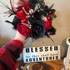 Ramo glamuroso en negro y rojo 6” Bridesmaids