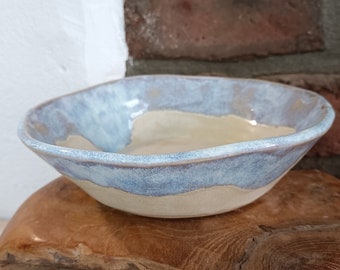 Handgetöpferte Schüssel aus Keramik / Schale handgemacht creme - blau glasiert / Handgefertigte Bowl /  Essgeschirr Keramik