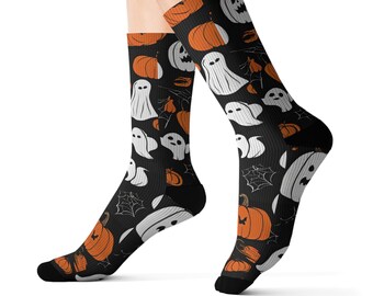Puede incluir: Calcetines negros de Halloween con un patrón repetido de fantasmas blancos, calabazas naranjas y telarañas. Los calcetines son hasta la rodilla y están hechos de un material suave. Perfectos para la temporada de miedo.