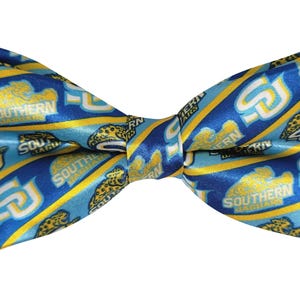 Handgemaakte vlinderstrik van de Southern University: HBCU blauwe en gouden clip