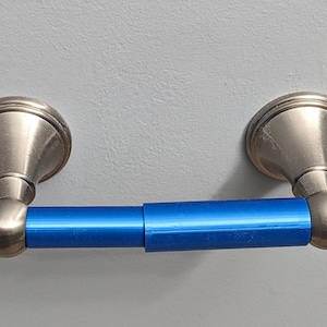 Rotolo di carta igienica di design per il bagno in vari colori. Da vedere! Non vedi il tuo colore... Chiedi pure, probabilmente ce l'abbiamo!