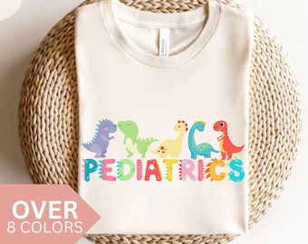 Koszulka pediatryczna, koszulka z dinozaurami pediatrycznymi, koszulka PEDS, koszulka dla pielęgniarki pediatrycznej, słodka koszulka dla pielęgniarki pediatrycznej, prezent dla pielęgniarki pediatrycznej, prezenty PEDS