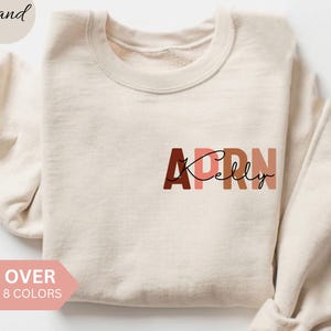 Personalisiertes APRN Krankenschwester-Sweatshirt, benutzerdefinierte APRN Krankenschwester-Shirt, APRN Krankenschwester-Geschenk, Krankenschwester für Fortgeschrittene, Schürzen-Pullover Bild 1