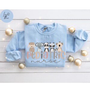 Sudadera de enfermería pediátrica, camisa de enfermera pediátrica de PICU, regalo de enfermera pediátrica, cuello redondo de enfermera pediátrica, suéter de enfermería lindo de PEDS, apreciación de enfermería imagen 8