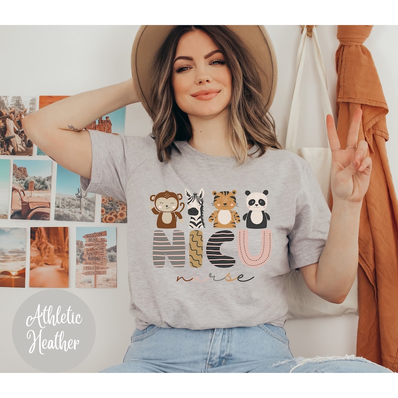 Pode incluir: T-shirt cinza mescla com um gr&aacute;fico de um macaco, zebra, tigre e panda acima das palavras "NICU nurse". A camiseta tem gola redonda e mangas curtas.