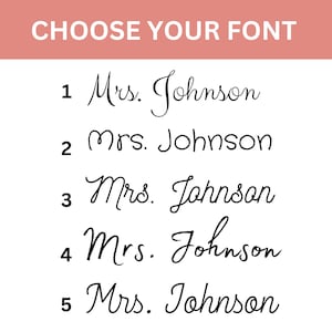 Puede incluir: La imagen muestra el texto "CHOOSE YOUR FONT" en blanco sobre un fondo color melocot&oacute;n. Debajo, se muestran cinco estilos de fuente cursiva diferentes, cada uno con "Mrs. Johnson" en tinta negra, numerados del 1 al 5.