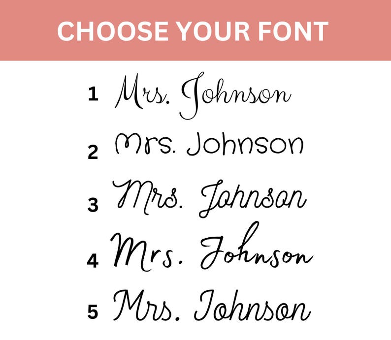 Puede incluir: La imagen muestra el texto "CHOOSE YOUR FONT" en blanco sobre un fondo color melocot&oacute;n. Debajo, se muestran cinco estilos de fuente cursiva diferentes, cada uno con "Mrs. Johnson" en tinta negra, numerados del 1 al 5.