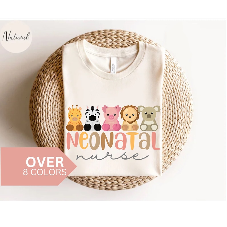 Puede incluir: Una camiseta blanca con un dise&ntilde;o gr&aacute;fico de una l&iacute;nea de personajes de animales lindos y el texto "NEONATAL nurse" en una fuente colorida. El texto "OVER 8 COLORS" est&aacute; en la esquina inferior izquierda de la imagen.