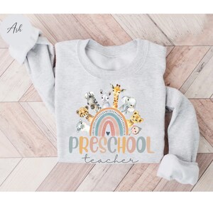 Sweatshirt voor kleuterjuf, shirt kleuterschool leraar regenboog, cadeau voor leraar kleuterschool, dierlijke trui kleuterjuf, shirt peuter afbeelding 2