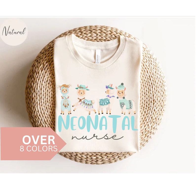 Pu&ograve; includere: Una maglietta bianca con un disegno di cinque lama che indossano cappelli e accessori. Il testo "NEONATAL nurse" &egrave; stampato sotto le lama.