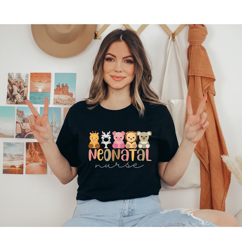 Puede incluir: Camiseta negra con un gr&aacute;fico de cinco animales de dibujos animados y el texto "Neonatal Nurse".
