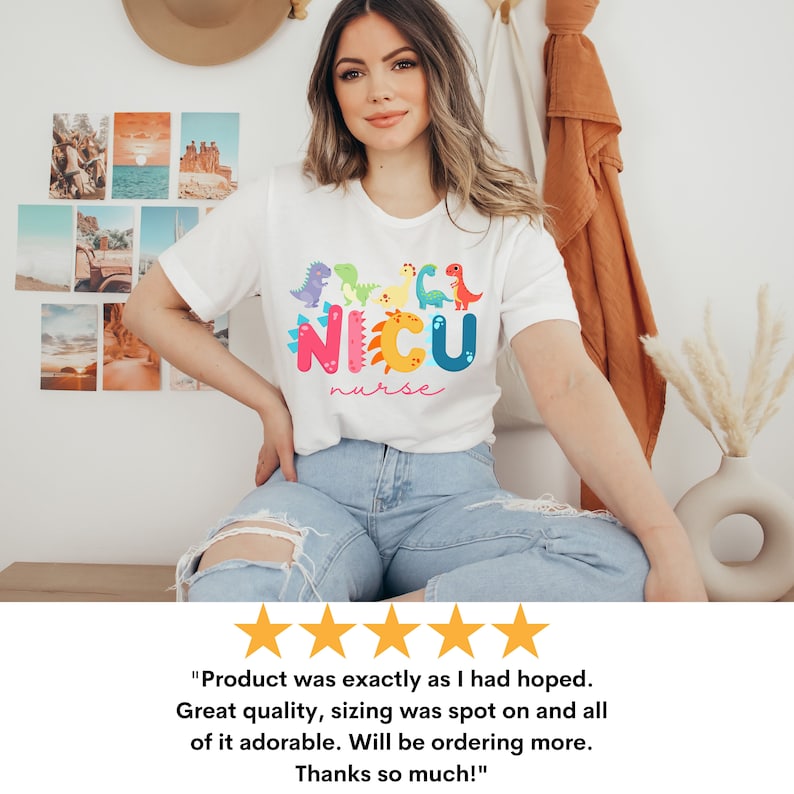 Pu&ograve; includere: T-shirt bianco con una grafica di dinosauri colorati e la scritta "NICU nurse". Il design presenta vari dinosauri dei cartoni animati sopra il testo. La maglietta &egrave; uno stile casual.