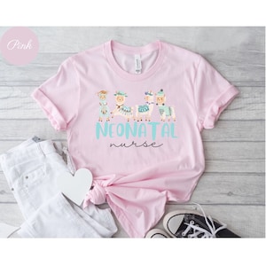 Pu&ograve; includere: Maglietta rosa con una grafica di cinque lama che indossano cappelli e il testo "NEONATAL nurse" in turchese.