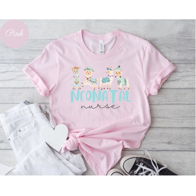 Pu&ograve; includere: Maglietta rosa con una grafica di cinque lama che indossano cappelli e il testo "NEONATAL nurse" in turchese.