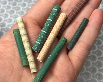 Papel de regalo navideño en miniatura: DIY para casa de muñecas (Descarga digital)