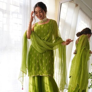 Green dress for mehndi new arrivals