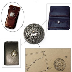Peut inclure: Un gros plan sur un bouton d&eacute;coratif en m&eacute;tal argent&eacute; avec un motif floral. Le bouton mesure 9,5 cm de diam&egrave;tre et a un centre dor&eacute;. Le bouton est pr&eacute;sent&eacute; sur un fond brun avec un croquis d'un portefeuille en cuir.