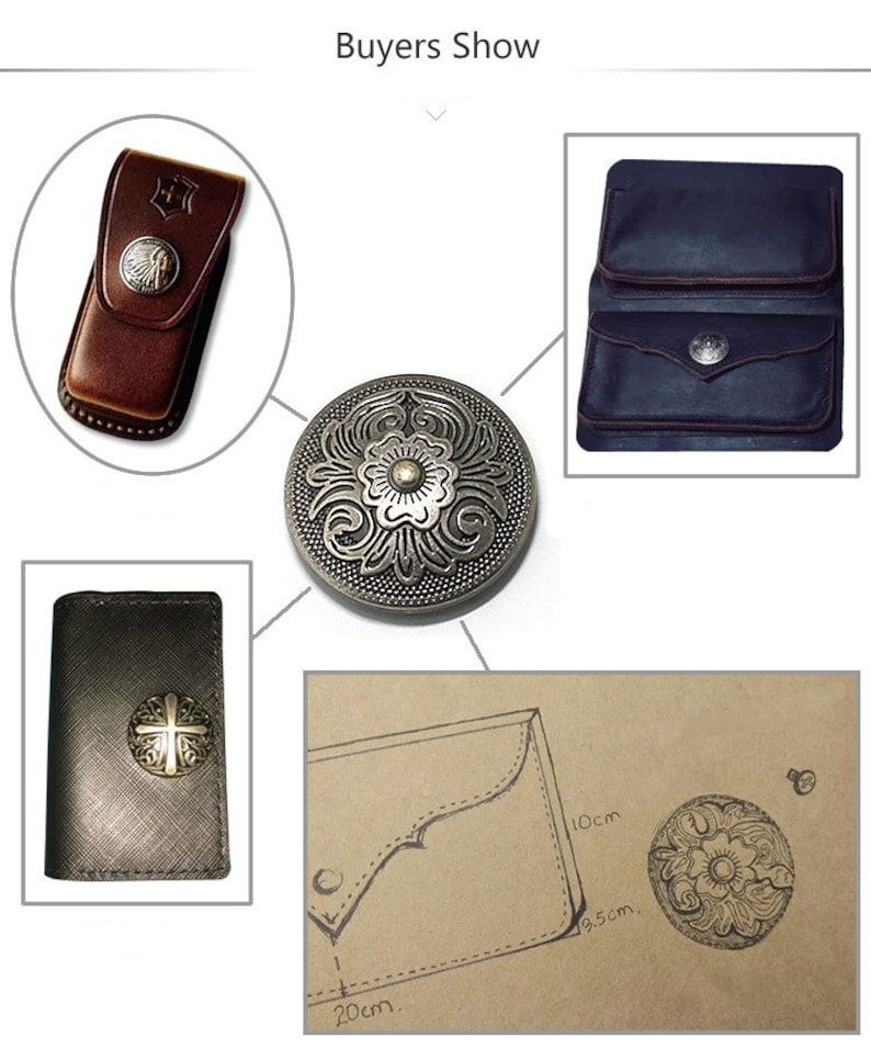 Peut inclure: Un gros plan sur un bouton d&eacute;coratif en m&eacute;tal argent&eacute; avec un motif floral. Le bouton mesure 9,5 cm de diam&egrave;tre et a un centre dor&eacute;. Le bouton est pr&eacute;sent&eacute; sur un fond brun avec un croquis d'un portefeuille en cuir.
