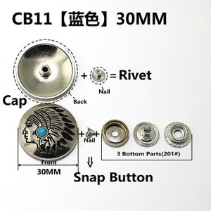 Peut inclure: Un bouton pression argent&eacute; de 30 mm de diam&egrave;tre. L'avant du bouton pr&eacute;sente un motif am&eacute;rindien avec une pierre turquoise. L'arri&egrave;re du bouton est uni. Le bouton est compos&eacute; de quatre parties : un capuchon, un clou et trois parties inf&eacute;rieures.