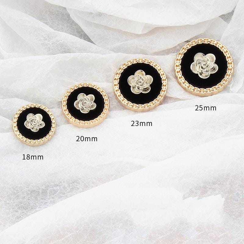 Boutons De Manchette En Métal Doré Ciselé - Fleurs De Lys - Début XXe | Maison Du Linge Ancien