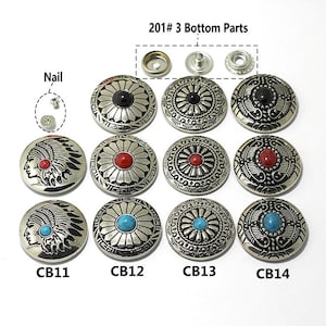 Peut inclure: Assortiment de 10 boutons en m&eacute;tal argent&eacute; avec diff&eacute;rents motifs. Les boutons pr&eacute;sentent une pierre centrale noire, rouge ou turquoise. Les boutons sont &eacute;tiquet&eacute;s CB11, CB12, CB13 et CB14. 201# 3 Bottom Parts est &eacute;crit en haut de l'image.