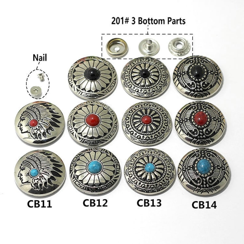 Peut inclure: Assortiment de 10 boutons en m&eacute;tal argent&eacute; avec diff&eacute;rents motifs. Les boutons pr&eacute;sentent une pierre centrale noire, rouge ou turquoise. Les boutons sont &eacute;tiquet&eacute;s CB11, CB12, CB13 et CB14. 201# 3 Bottom Parts est &eacute;crit en haut de l'image.