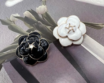 Metalowe guziki w kształcie róż: emalia czarno-biała, środek perłowy (6 szt.)