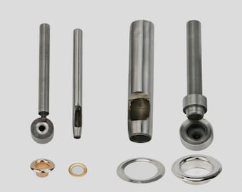 以下が含まれることがあります： 上部に「Eyelet Tool Kit」の文字が入ったハトメ工具キット。 キットには、いくつかの金属工具、ハトメ、ワッシャーが含まれています。 工具は銀色で円筒形で、ハトメを取り付けるためのさまざまな形状をしています。 ハトメとワッシャーは金と銀です。