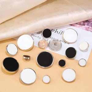 Botones planos de metal: negro, blanco, dorado, plateado - 6 unidades
