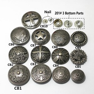 Peut inclure: Assortiment de 10 boutons en m&eacute;tal argent&eacute; avec diff&eacute;rents motifs, dont une croix, une &eacute;toile, une coiffe am&eacute;rindienne et un dragon. Les boutons sont &eacute;tiquet&eacute;s avec les lettres CB1 &agrave; CB10. L'image montre &eacute;galement trois boutons-pression en m&eacute;tal argent&eacute; &eacute;tiquet&eacute;s 201# 3 Bottom Parts.