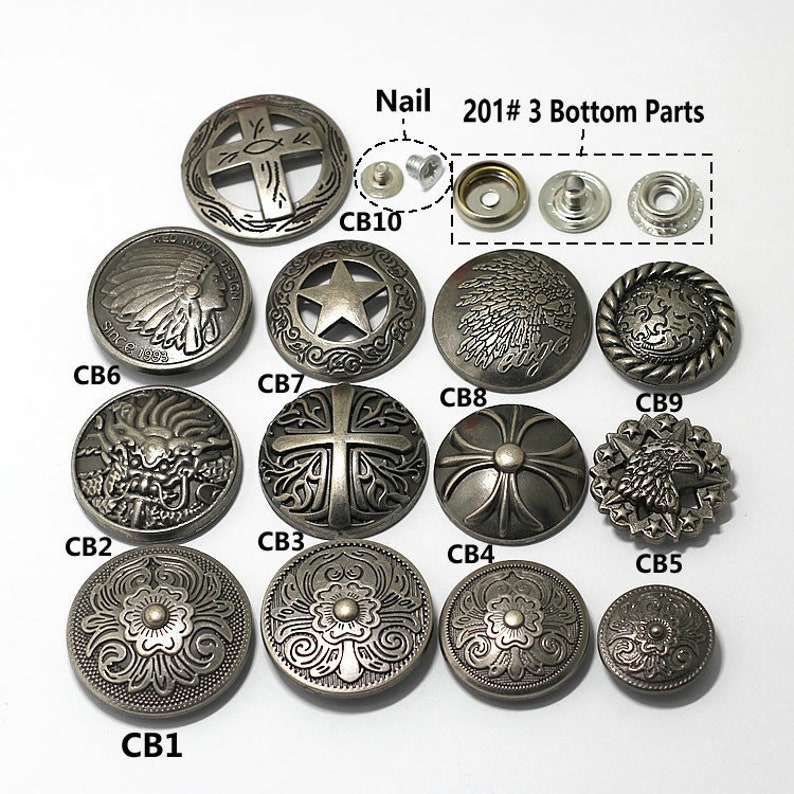 Peut inclure: Assortiment de 10 boutons en m&eacute;tal argent&eacute; avec diff&eacute;rents motifs, dont une croix, une &eacute;toile, une coiffe am&eacute;rindienne et un dragon. Les boutons sont &eacute;tiquet&eacute;s avec les lettres CB1 &agrave; CB10. L'image montre &eacute;galement trois boutons-pression en m&eacute;tal argent&eacute; &eacute;tiquet&eacute;s 201# 3 Bottom Parts.