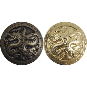 K&ouml;nnte beinhalten: Zwei runde, dekorative Kn&ouml;pfe mit einem erhabenen Design eines goldenen Drachen. Der Knopf links ist dunkelbronzefarben, w&auml;hrend der Knopf rechts gl&auml;nzend goldfarben ist.