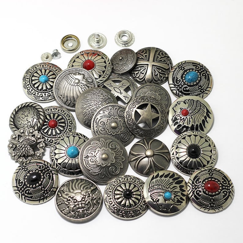 Peut inclure: Un ensemble de boutons en m&eacute;tal argent&eacute; avec diff&eacute;rents motifs, notamment floraux, g&eacute;om&eacute;triques et d'inspiration am&eacute;rindienne. Certains boutons pr&eacute;sentent des pierres turquoise et rouges.
