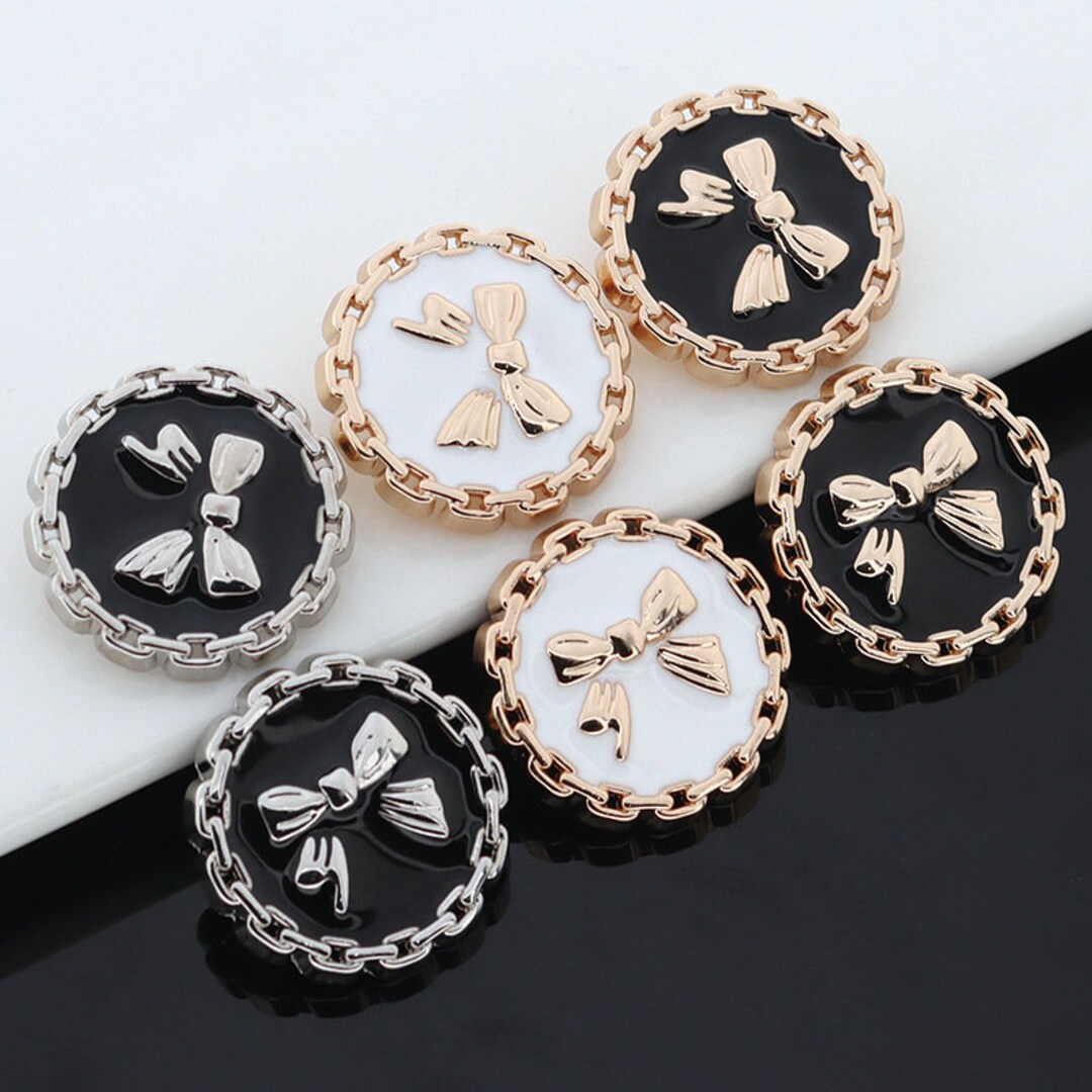 アクセサリー S'YTE BRASS MULTI-BUTTON BROOCH m91776640749_1.jpg?1726395036