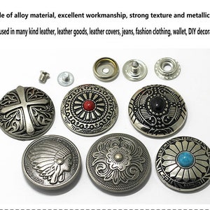 Peut inclure: Assortiment de boutons en m&eacute;tal argent&eacute; avec diff&eacute;rents motifs, dont une croix, une coiffe am&eacute;rindienne, une fleur et une pierre turquoise. Les boutons mesurent environ 2,5 cm de diam&egrave;tre.