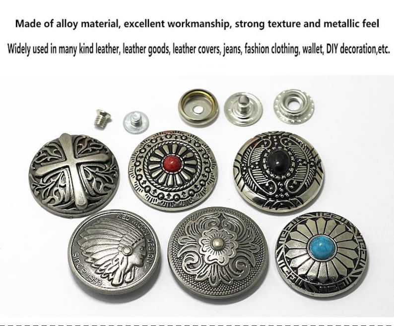 Peut inclure: Assortiment de boutons en m&eacute;tal argent&eacute; avec diff&eacute;rents motifs, dont une croix, une coiffe am&eacute;rindienne, une fleur et une pierre turquoise. Les boutons mesurent environ 2,5 cm de diam&egrave;tre.