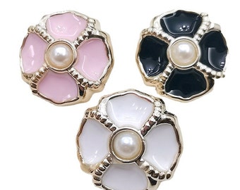 Guziki plastikowe z perłami w kształcie kwiatów: złote ozdoby do przyszycia (10 szt.)