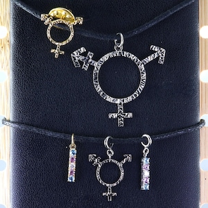 Smycken i sterlingsilver med transpersoner och queermotiv: Halsband, berlock, nål, flagga, hänge, present