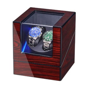 Puede incluir: Un enrollador de relojes de madera con un acabado brillante, que muestra dos relojes automáticos con correas plateadas y esferas azules y verdes. El enrollador tiene un panel frontal transparente y un interior oscuro, con luz azul.