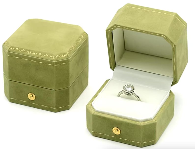 Vintage Velvet Luxury Gift Box in Forest Green, perfect for rings, jewelry display, and storage. Ideal for graduation, anniversaries, or weddings. Shop now for exquisite, elegant, luxury gift jewelry packaging box!