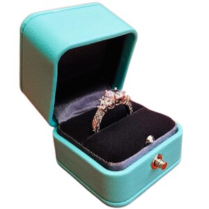 Vintage Velvet Luxury Gift Box in Sweet Green Blue, perfect for rings, jewelry display, and storage. Ideal for graduation, anniversaries, or weddings. Shop now for exquisite, elegant, luxury gift jewelry packaging box!