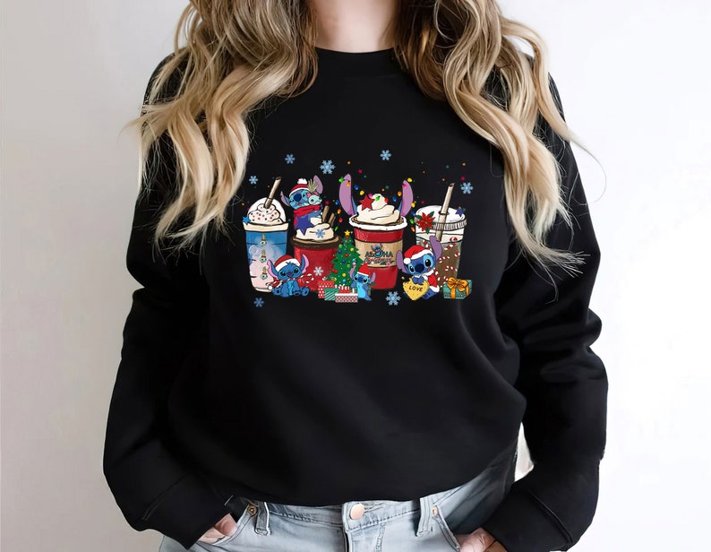 Peut inclure: Sweat-shirt noir avec un motif de No&euml;l repr&eacute;sentant des personnages de Stitch de Lilo & Stitch. Le motif montre des personnages de Stitch tenant diff&eacute;rentes boissons &agrave; th&egrave;me de No&euml;l, dont un latte au pain d'&eacute;pices, un moka &agrave; la menthe poivr&eacute;e et un chocolat chaud.